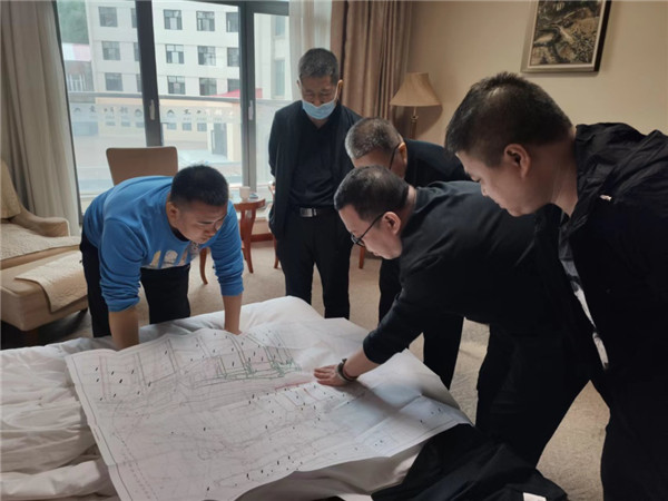 山東科技大學(xué)實(shí)用礦山壓力研究中心主任石永奎教授、郝建博士應(yīng)邀赴龍煤雙鴨山礦業(yè)集團(tuán)進(jìn)行技術(shù)交流